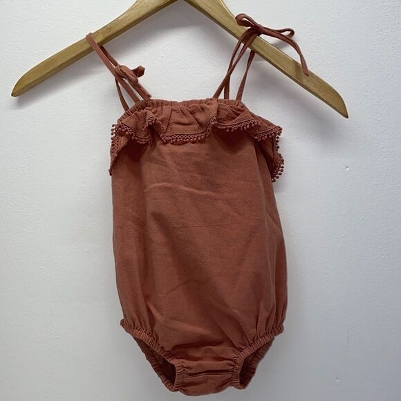 MAUVE BY PASTEL BUBBLE WITH RUFFLE AND TIE SHOULDER GIRLS KIDS SZ 18months New - Picture 1 of 4